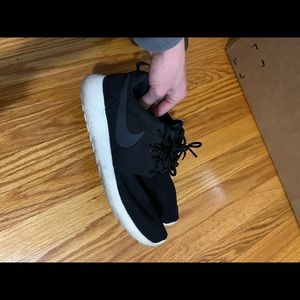 Black Nike roshe run shoes size 9